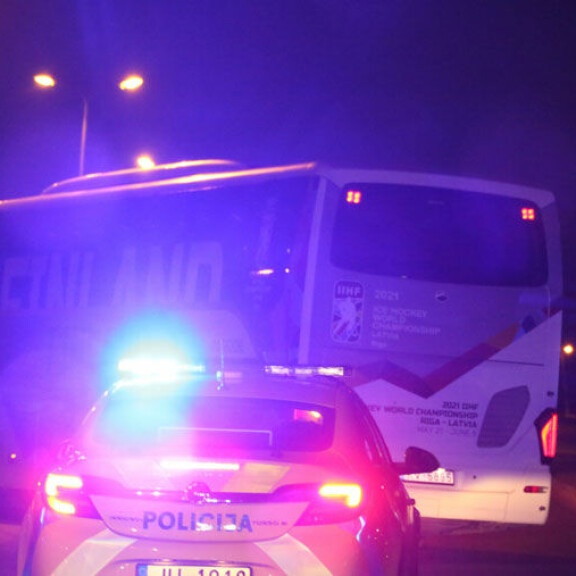 Leijonien poliisisaattue ajoi päin punaisia matkalla hotellikuplaan. Leiijonat