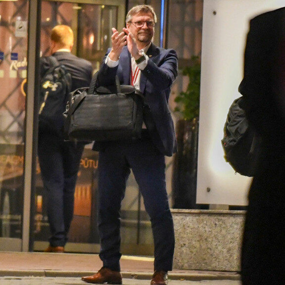 Päävalmentaja Jukka Jalonen taputti ja näytti peukkua paikalle saapuneille jääkiekkofaneille. Jukka Jalonen taputti ja näytti peukkua paikalle saapuneille jääkiekkofaneille.