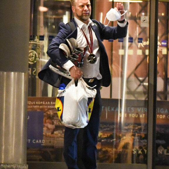 Apuvalmentaja Mikko Mannerilla oli syli täynnä kannettavaa. Apuvalmentaja Mikko Manner