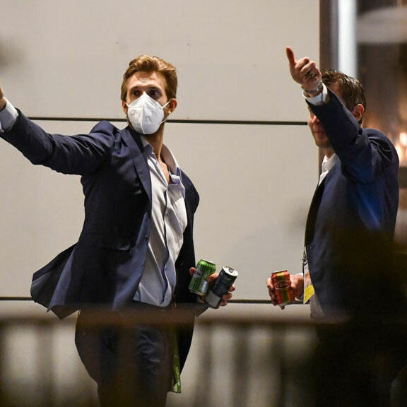 Petteri Lindbohm (vas.) ja Mikael Ruohomaa olivat ehtineet avata ensimmäiset juomansa ennen hotellille saapumista.; Petteri Lindbohm (vas.) ja Mikael Ruohomaa olivat ehtineet avata ensimmäiset juomansa ennen hotellille saapumista.