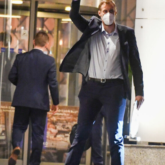 Leijonakapteeni Marko Anttila näytti ryhdikkäästi peukkua. Leijonakapteeni Marko Anttila näytti ryhdikkäästi peukkua.