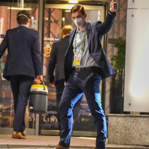 Puolustaja Atte Ohtamaakin kiitti faneja kannustuksesta. Puolustaja Atte Ohtamaakin kiitti faneja kannustuksesta.