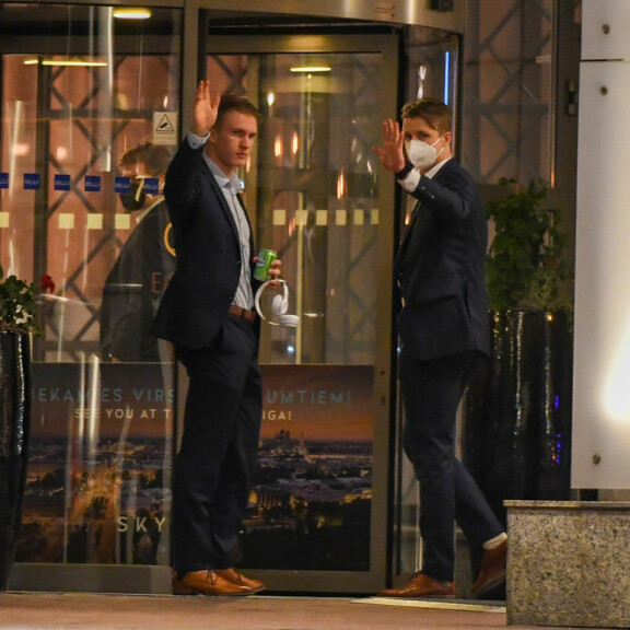 Leijonien kuopus Anton Lundell (vas.) nautiskeli vodka-lime-lonkeroa. Leijonien kuopus Anton Lundell (vas.) nautiskeli vodka-lime-lonkeroa.