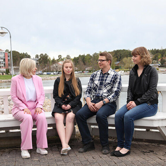Karoliina ja Sannilla on ideaalinen tilanne, sillä he pääsevät suoraan farmiviikolle. Arho on kutsunut farmiviikolle myös Elinan (ei kuvassa), joka ei päässyt ryhmätreffeille sairastumisen vuoksi. T