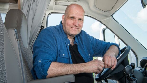 'Voisin varmasti myydä kenelle tahansa minkä auton vain' - Lukiopohjalta autobisnekseen lähtenyt oopperatähti Mika Pohjonen: En ole tyypillinen autokauppias! Mika Pohjonen
