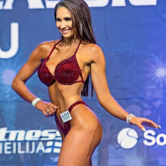 Tiukassa kunnossa oleva Johanna sijoittui yli 169-senttisten bikini fitness -sarjassa kuudenneksi. Tiukassa kunnossa oleva Johanna sijoittui yli 169-senttisten bikini fitness -sarjassa kuudenneksi.