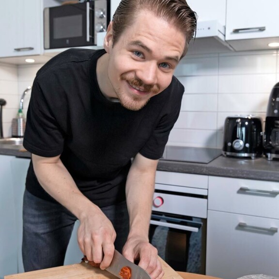 Jopa chorizomakkara viipaloidaan; Miskan keittiössä millintarkasti tietyllä tavalla. Jopa chorizomakkara viipaloidaan Miskan keittiössä millintarkasti tietyllä tavalla.