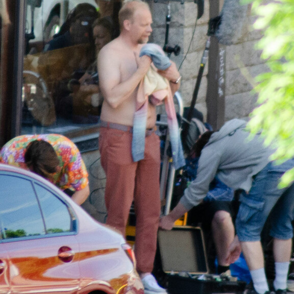 Ville Myllyrinne riisui yllättäen paidan kuvaustauolla. Martti Suosalo ja Ville Myllyrinne
