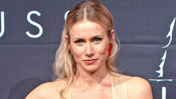 Minka Kuustonen puki päälleen K18-paidan - Mikko-isä lohkaisi varsinaisen isävitsin! Minka Kuustonen