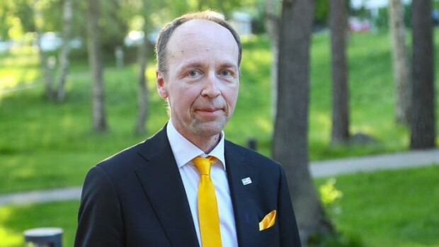 Outo vaatetus kesähelteessä! Jussi Halla-aho herätti huomiota Helsingin keskustassa – kuva! Jussi Halla-aho