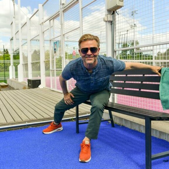 – Padel on hauska ja sosiaalinen laji, mutta se vaatii myös tekniikkaa, Ressu sanoo. – Padel on hauska ja sosiaalinen laji, mutta se vaatii myös tekniikkaa, Ressu sanoo.