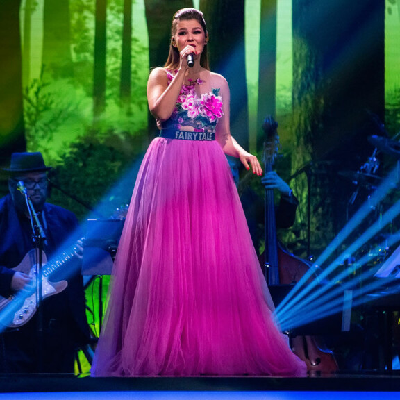 Artisti kirjoitti ensimmäiset kappaleensa 5-vuotiaana. Saara Aalto