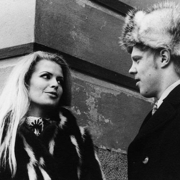 Leena Brusiin näytteli Vesa-Matti Loirin rinnalla Spede Pasasen elokuvassa Jussi Pussi vuonna 1970. Kuva: MTV. Leena Brusiin näytteli Vesa-Matti Loirin rinnalle Spede Pasasen elokuvassa Jussi Pussi vuonna 1970.