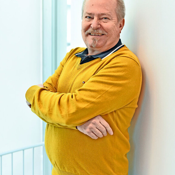 - Seitsemänkymppinen voi ihan hyvin käydä kuntosalilla ja vaikka joogata. Ja jotkut ovat vielä tässä iässä kovia näyttelemäänkin, Jarmo nauraa. Jarmo Koski