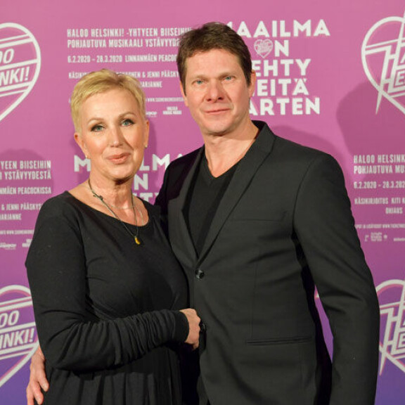 Merja Larivaaran ja hänen miehensä Kari-Pekka Toivosen suullinen sopimus Vihainen leski -näytelmän ohjaamisesta todettiin oikeudessa sitovaksi. Merja Larivaara ja Kari-Pekka Toivonen