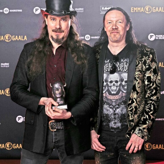 Nightwishin johtohahmo Tuomas Holopainen ja rumpali Kai Hahto hehkuttivat kotipaikkakuntaansa taannoisessa Emma-gaalassa. Nightwishin johtohahmo Tuomas Holopainen ja rumpali Kai Hahto hehkuttivat kotipaikkakuntaansa taannoisessa Emma-gaalassa.