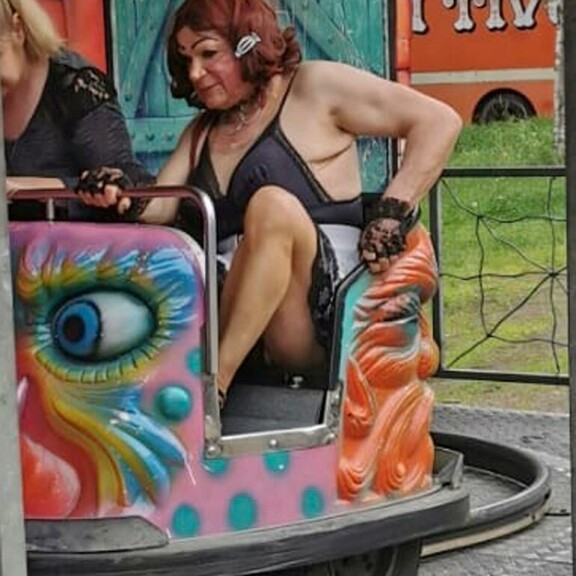 Viikon Kääk!-juorut: Liian lyhyt minihame oli tehdä tepposet – Markus ”Romutransu” Kuotesaho vilautteli kummitusjunassa Romutransu