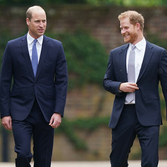Prinssiveljekset kohtasivat Diana-patsaalla: vaisu ja vakava William ei ole antanut anteeksi Harrylle Prinssit William ja Harry
