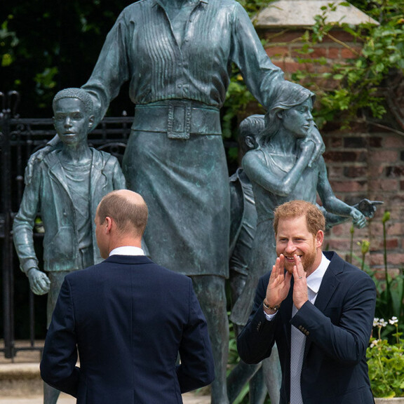 Prinssiveljekset kohtasivat Diana-patsaalla: vaisu ja vakava William ei ole antanut anteeksi Harrylle Prinssit William ja Harry
