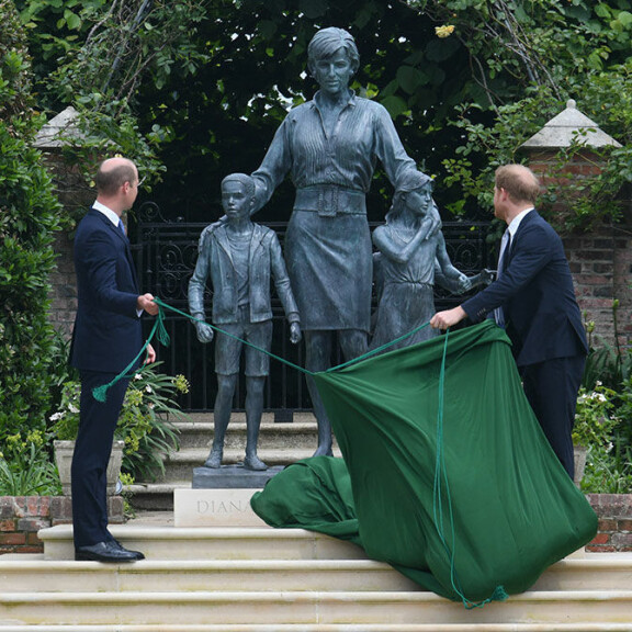 Prinssi Harry palasi jo Yhdysvaltoihin! Oliko kiireen syynä Meghanin suru vai hovin perheriidat? Prinssit William ja Harry