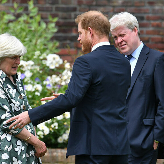 Prinssiveljekset kohtasivat Diana-patsaalla: vaisu ja vakava William ei ole antanut anteeksi Harrylle Prinssi Harry, Jane Fellows ja Charles Spencer