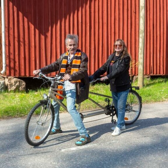 Syksyllä 70 täyttävä Leo Friman ja Tarja-vaimo ovat olleet naimisissa jo 30 vuotta. Aviopari polkee yhä samassa tahdissa, eikä riitoja ole. – Ajatus tandemista on hieno ja romanttinen! Syksyllä 70 täyttävä Leo Friman ja Tarja-vaimo ovat olleet naimisissa jo 30 vuotta. Aviopari polkee yhä samassa tahdissa, eikä riitoja ole. – Ajatus tandemista on hieno ja romanttinen!