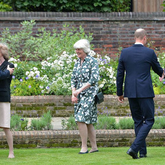 Prinssiveljekset kohtasivat Diana-patsaalla: vaisu ja vakava William ei ole antanut anteeksi Harrylle Prinssit William ja Harry sekä Charles Spencer, Jane Fellows ja Sarah McCorquodale