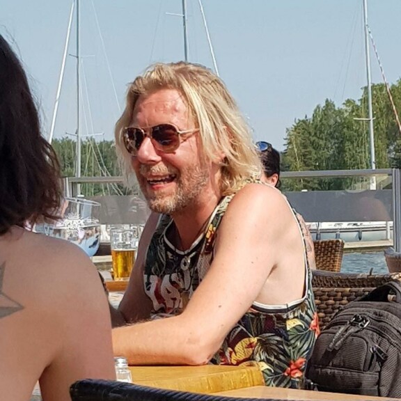 Viikon Kääk!-juorut: Liian lyhyt minihame oli tehdä tepposet – Markus ”Romutransu” Kuotesaho vilautteli kummitusjunassa Kimmo Vehviläinen