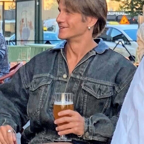 Viikon Kääk!-juorut: Liian lyhyt minihame oli tehdä tepposet – Markus ”Romutransu” Kuotesaho vilautteli kummitusjunassa Hemmo Karja