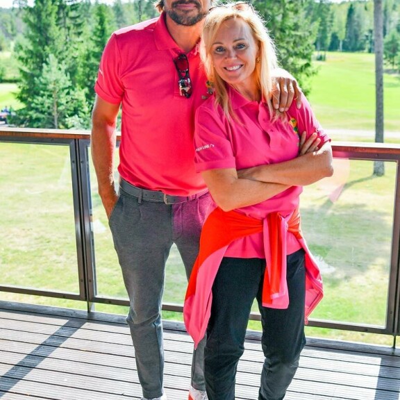 Viikon Kääk!-juorut: Liian lyhyt minihame oli tehdä tepposet – Markus ”Romutransu” Kuotesaho vilautteli kummitusjunassa Teemu ja Sirpa Selänne