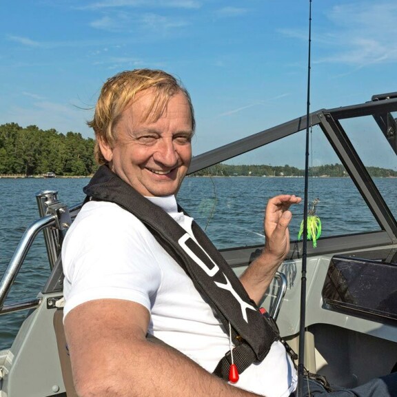 Viikon Kääk!-juorut: Liian lyhyt minihame oli tehdä tepposet – Markus ”Romutransu” Kuotesaho vilautteli kummitusjunassa Hjallis Harkimo