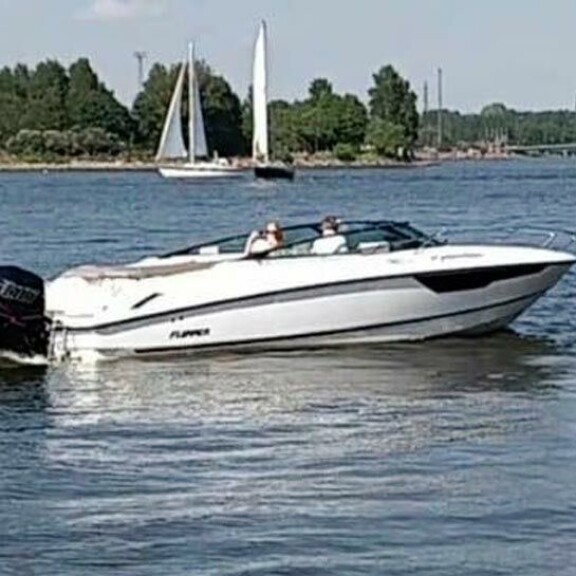 Viikon Kääk!-juorut: Liian lyhyt minihame oli tehdä tepposet – Markus ”Romutransu” Kuotesaho vilautteli kummitusjunassa Hjalliksen vene