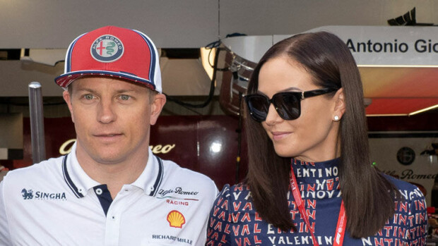 Minttu ja Kimi Räikkönen saapuivat yllättäen Suomeen! Päristelyä ökyveneellä ja pallopelejä lasten kanssa Kimi Räikkönen Minttu Räikkönen