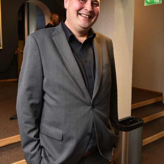 Jethro aikoo tehdä Makwanin uhkailusta rikosilmoituksen. Jethro aikoo tehdä Makwanin uhkailusta rikosilmoituksen.