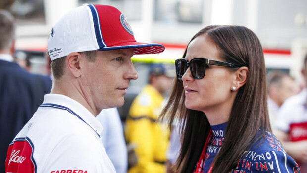 Huh hellettä, nyt sulaa jopa Jäämies: Kimi ja Minttu Räikkönen kuvattiin suutelemassa intohimoisesti keskellä varikkoaluetta - katso! Kimi Minttu Räikkönen