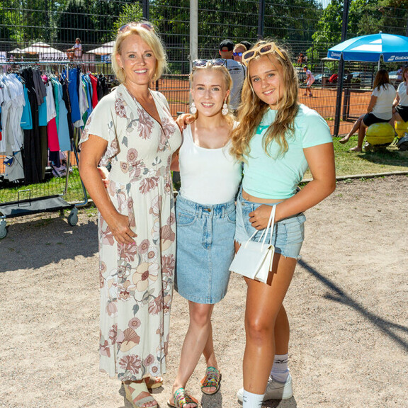 Sirpan ja Veeran välissä Sirpan siskontytär Tessa. Sirpa Selänne, Tessa Hiltunen ja Veera Selänne