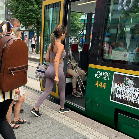 Missä Stefu? Sofia Belórf kuvattiin yllättävissä puuhissa keskellä päivää - rikkoi rajusti sääntöjä 2400 euron ökylaukku olalla! Katso kuvat! sofia belorf