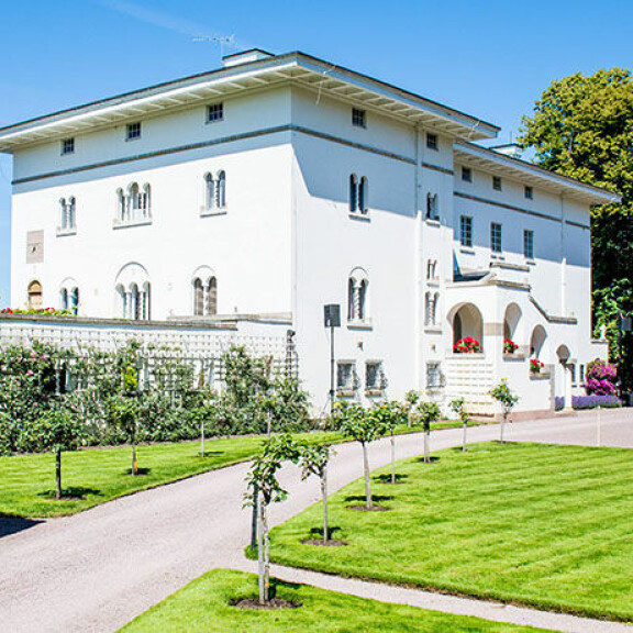 Tältä prinsessa Madeleine näyttää nykyään! Rantautui koti-Ruotsiin puolentoista vuoden jälkeen - vietti heti kesäiltaa Victoria-siskon kanssa! Sollidenin linna
