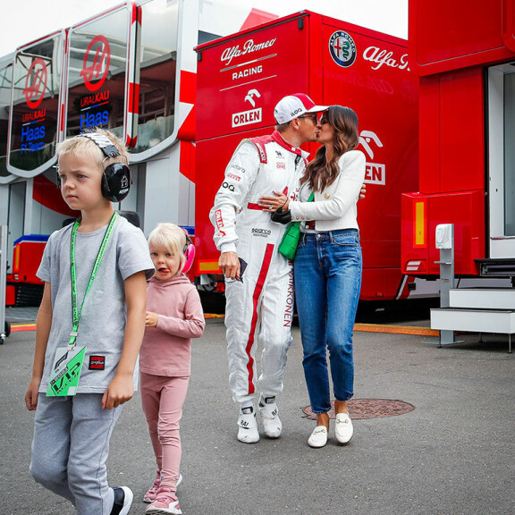Minttu muiskaisi suukon aviopuolisolleen perheen nuorempien jäsenten, Robinin ja Riannan, marssiessa edellä. Kimi Minttu Räikkönen