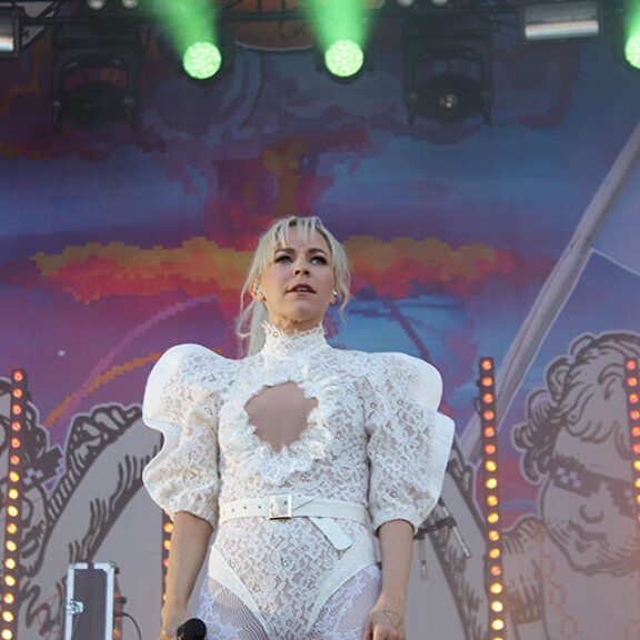 Upea pitsiluomus oli ehdottomasti festivaalien parhaimmistoa. Vyö ja paljastava rintamus viimeistelivät asun. Paula Vesala