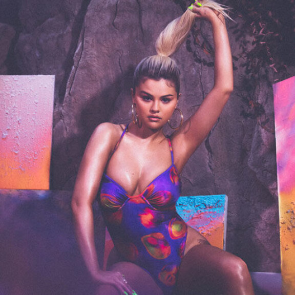 Selena Gomez esittelee uskomatonta vartaloaan seksikkäissä bikinikuvissa: uhkea povi ja uuma varastavat huomion poikkeuksellisissa mainoskuvissa - kuvat! Selena Gomez