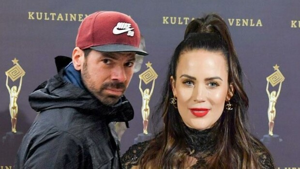 Martina Aitolehti risteili lätkä-Hannunsa kanssa – kohuparin käytös hämmensi laivalla! Martina Aitolehti ja Hannu Pikkarainen