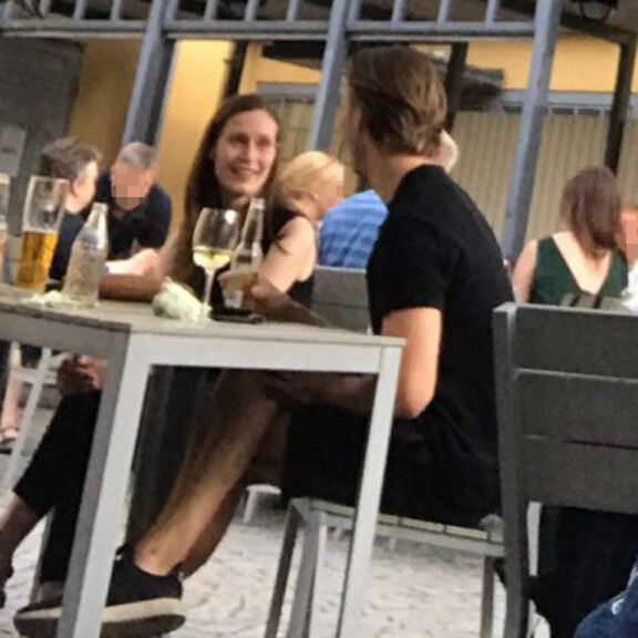 Marinin seurueen pöydässä oli olutta ja viiniä. Sanna Marin