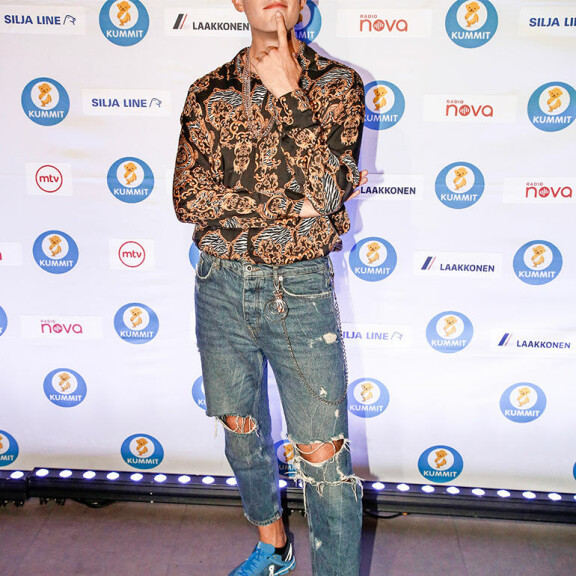 Tällaisessa tyylissä Robin edusti vielä 2019 Elämä lapselle -konsertissa. robin packalen