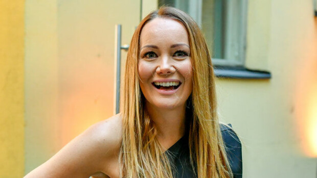 Ohhoh, Marja Hintikka julkaisi siekailemattoman alastonkuvan ja -videon: suosikkijuontajan naku-uintipäivitys laukaisi kuohuvan keskustelun - katso! Marja Hintikka