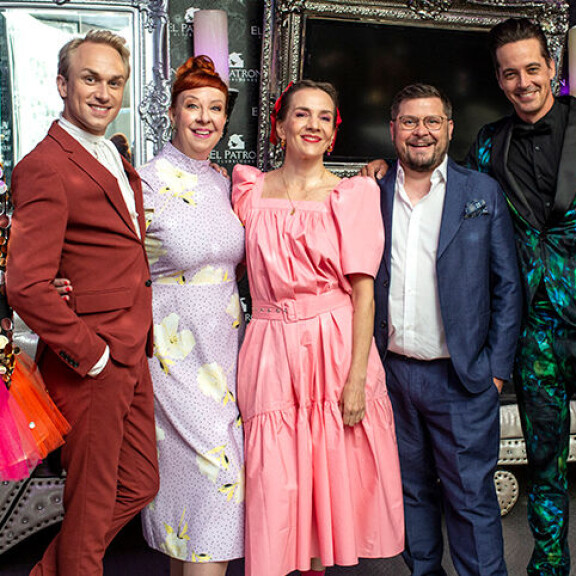Masked Singer Suomi -hahmojen lisäksi ohjelmassa viihdyttävät;Christopher Strandberg, Jenni Kokander, Maria Veitola, Janne Kataja ja Ile Uusivuori. masked singer suomi
