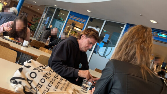 Frederik joi vettä ja keskittyi luuriinsa.