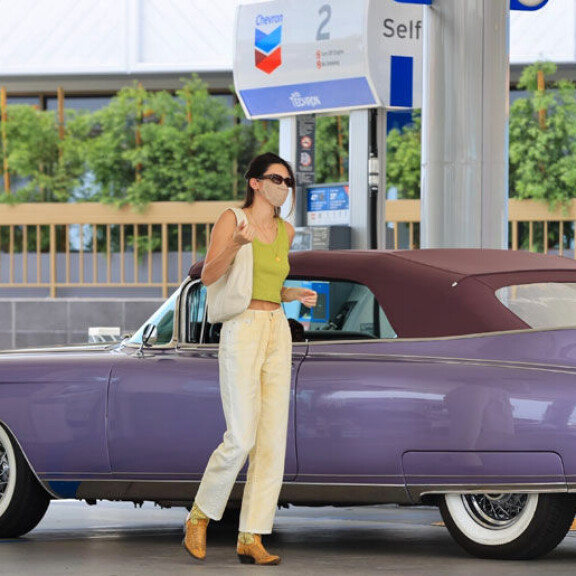 Kendall Jenner nousi autosta tankkaustarkoituksessa. Kendall Jenner tankilla