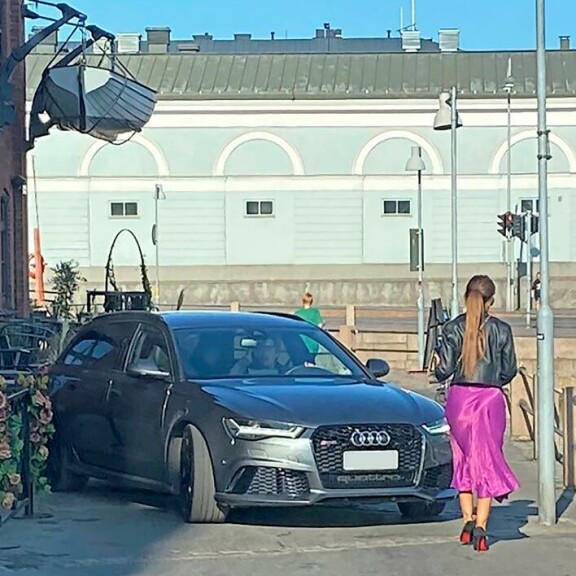 Stefu Thermanin ja Sofia Belórfin riita herätti; runaasti huomiota lauantaiaamuna Helsingin Katajanokalla. Stefu Thermanin ja Sofia Belórfin riita herätti runaasti huomiota lauantaiaamuna Helsingin Katajanokalla.