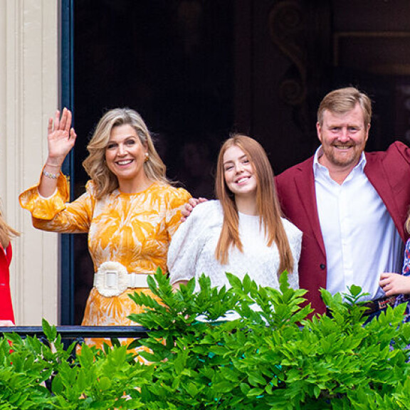Catharina-Amalia, Maxima, Alexia, Willem-Alexander ja Ariane hymyilivät iloisina kuvaajille. Kuninkaalliset parvekkeella.